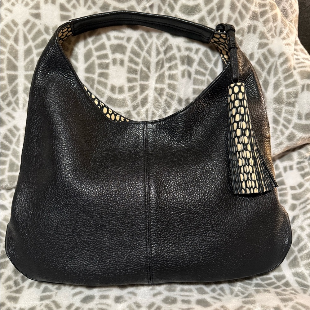 Chic Brand Black Leather Hobo Bag with Textured Accents & tassel